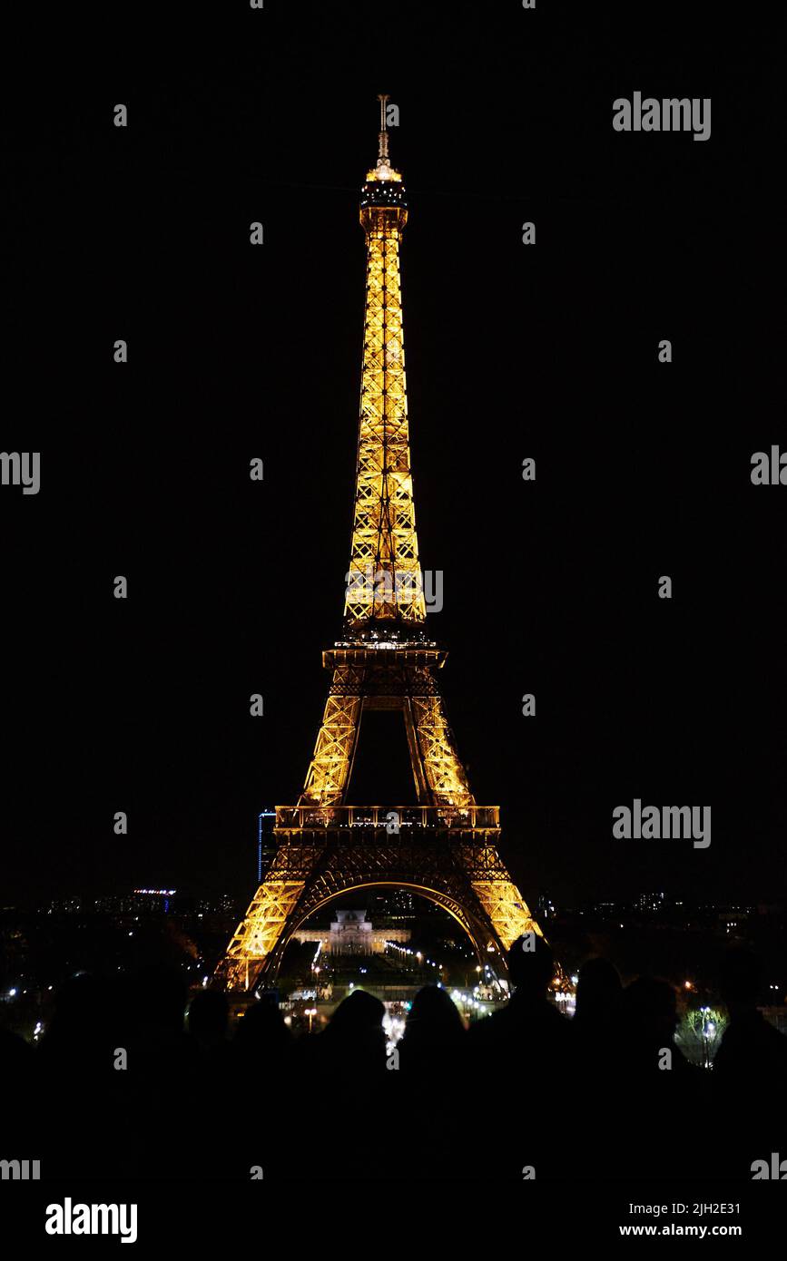 PARIS, FRANKREICH - 7. APRIL 2018: Der Eiffelturm ist das berühmteste Wahrzeichen der Stadt Stockfoto