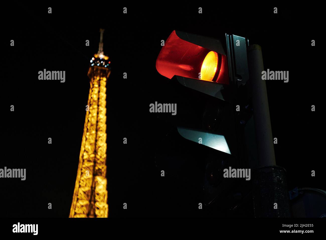 PARIS, FRANKREICH - 7. APRIL 2018: Der Eiffelturm ist das berühmteste Wahrzeichen der Stadt Stockfoto
