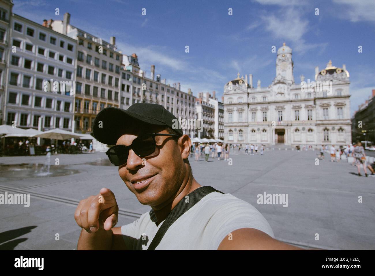 Schöner junger Latein, der in der Stadt lyon, frankreich, Selfie macht Stockfoto