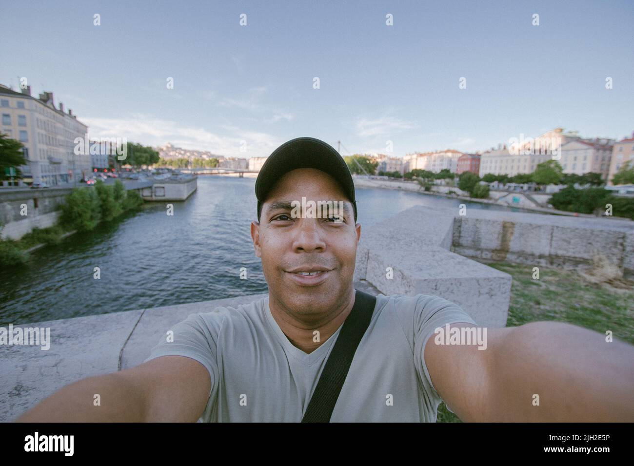 Schöner junger Latein, der in der Stadt lyon, frankreich, Selfie macht Stockfoto