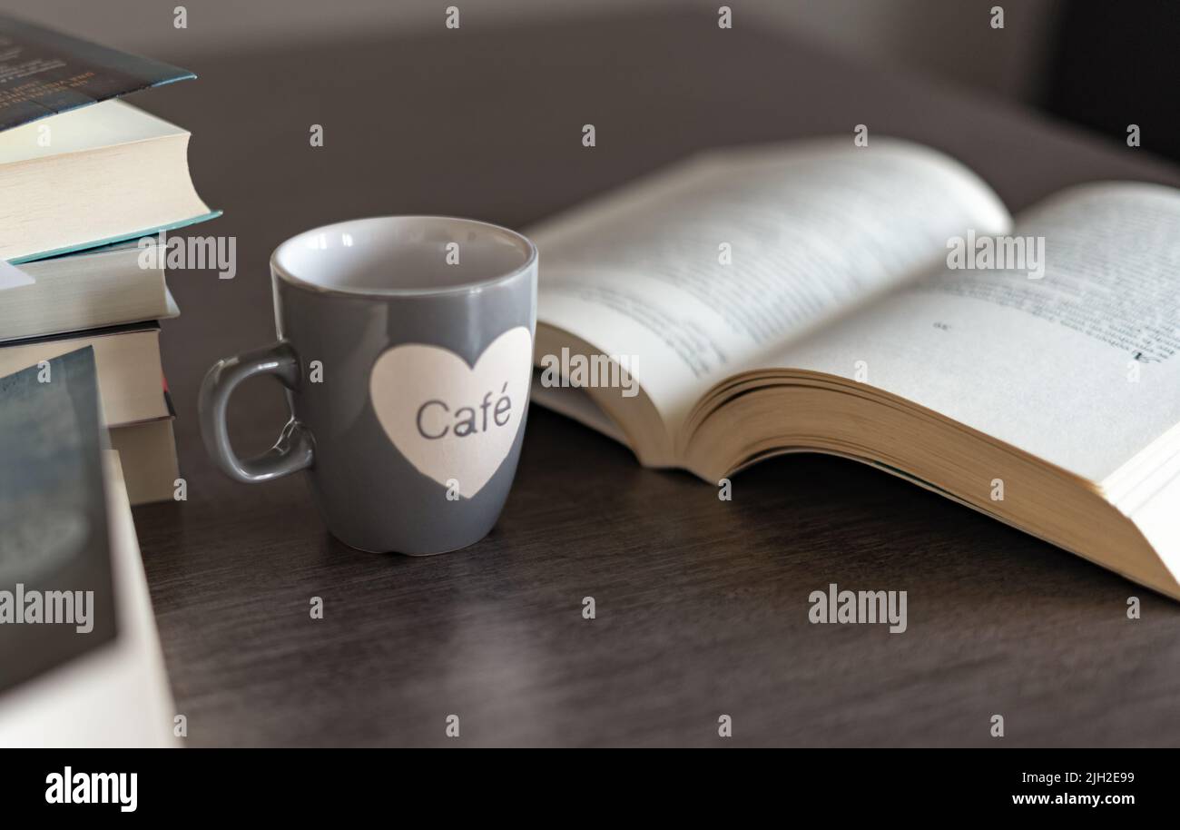 Ort des Studiums oder des Lesens warm zu Hause bei einer Tasse Kaffee Stockfoto