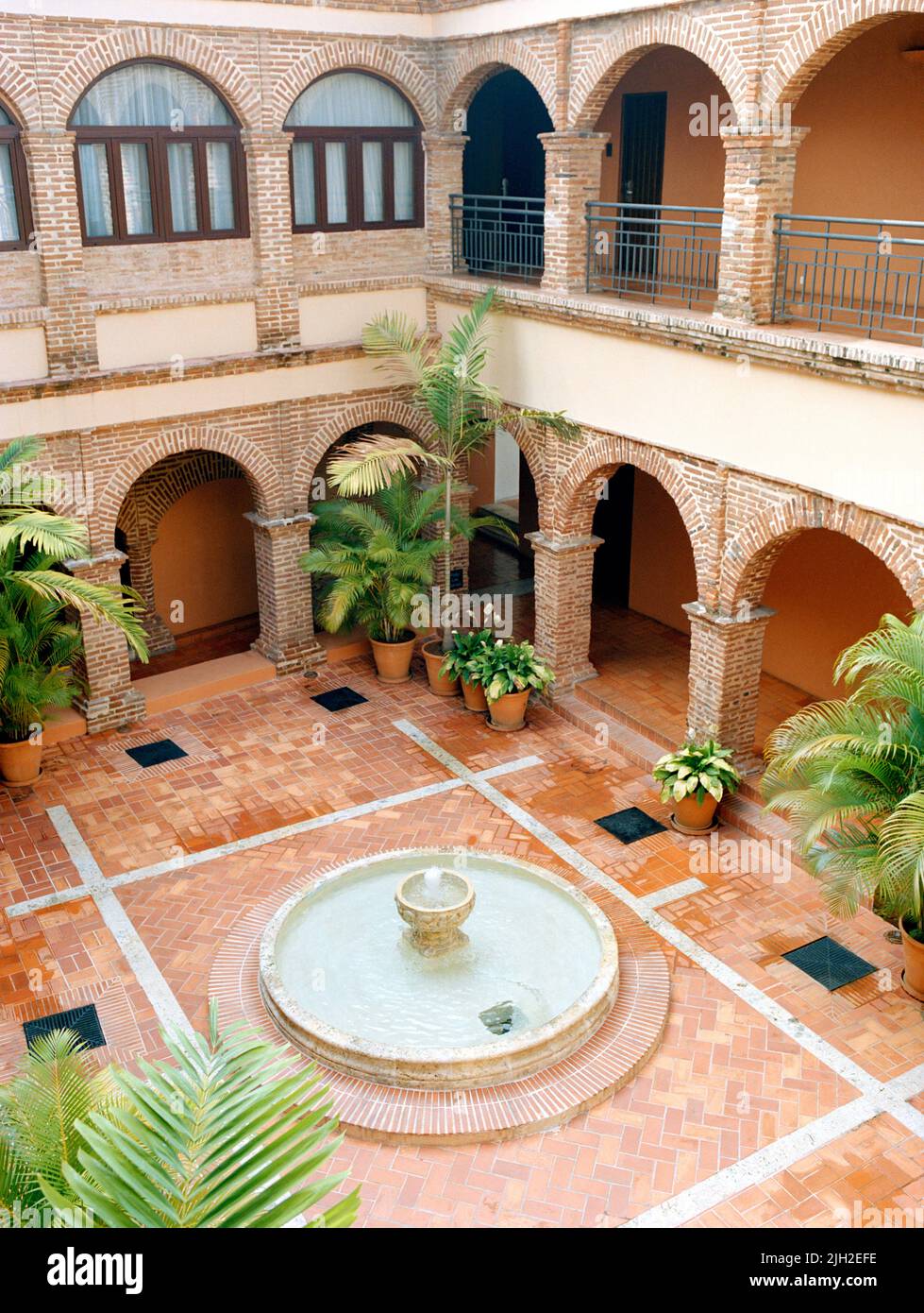 Der Innenhof des Sofitel Nicolas de Ovando Hotels. Santo Domingo, Dominikanische Republik Stockfoto