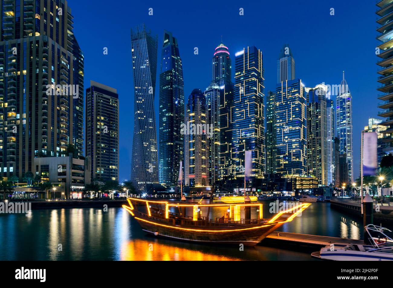 Skyline von Dubai Marina bei Nacht, Dubai Vereinigte Arabische Emirate Stockfoto