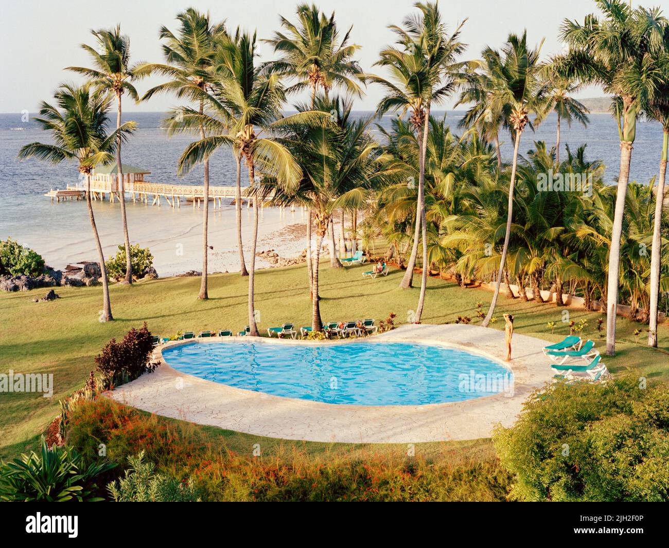 Frau am Pool im Hotel Villa Serena. Halbinsel Samana, Las Galerien, Dominikanische Republik. Stockfoto