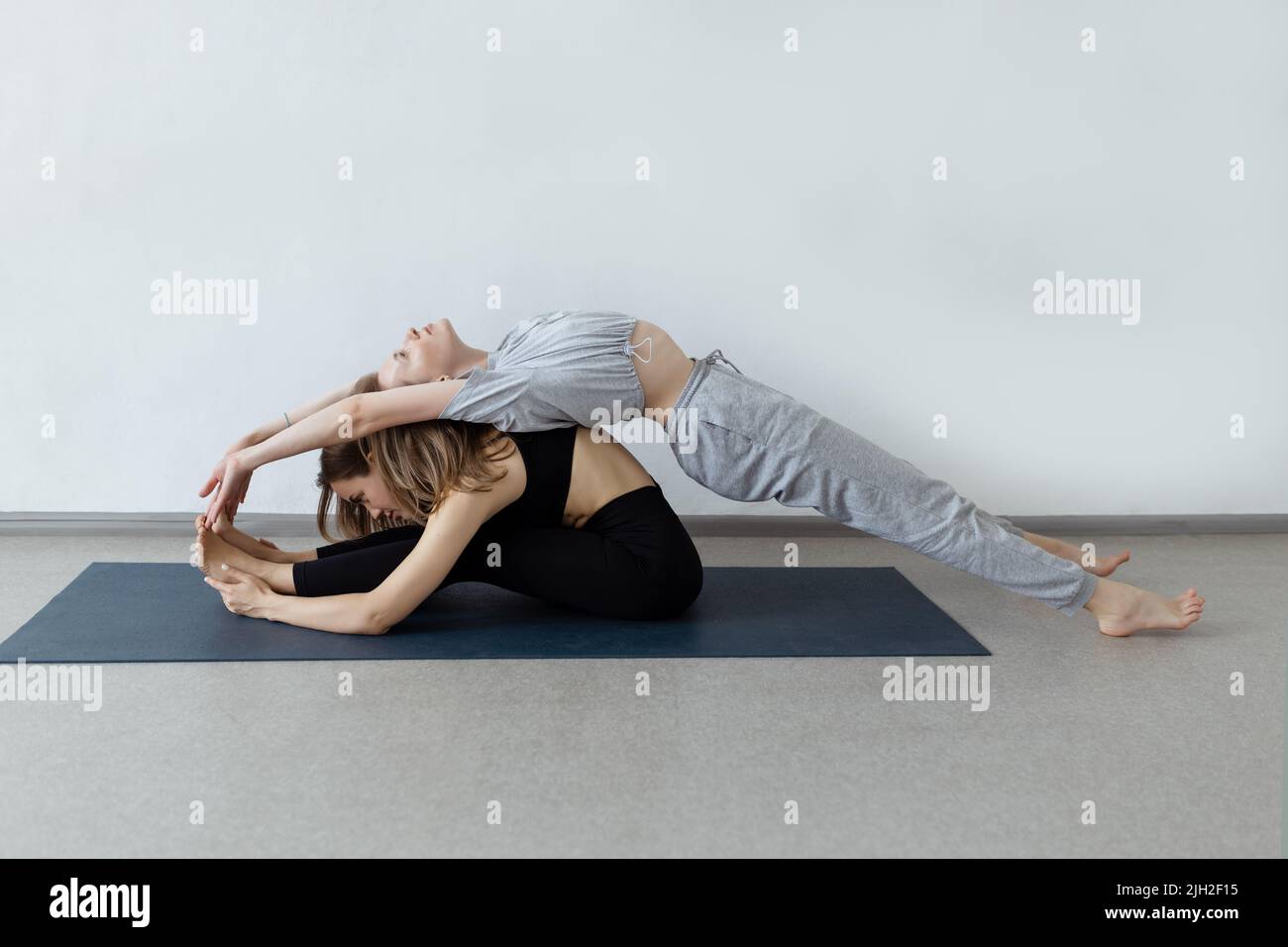 Sportliche Yogi-Schwestern beim Fitnesstraining. Paar, Paar Yoga Stockfoto