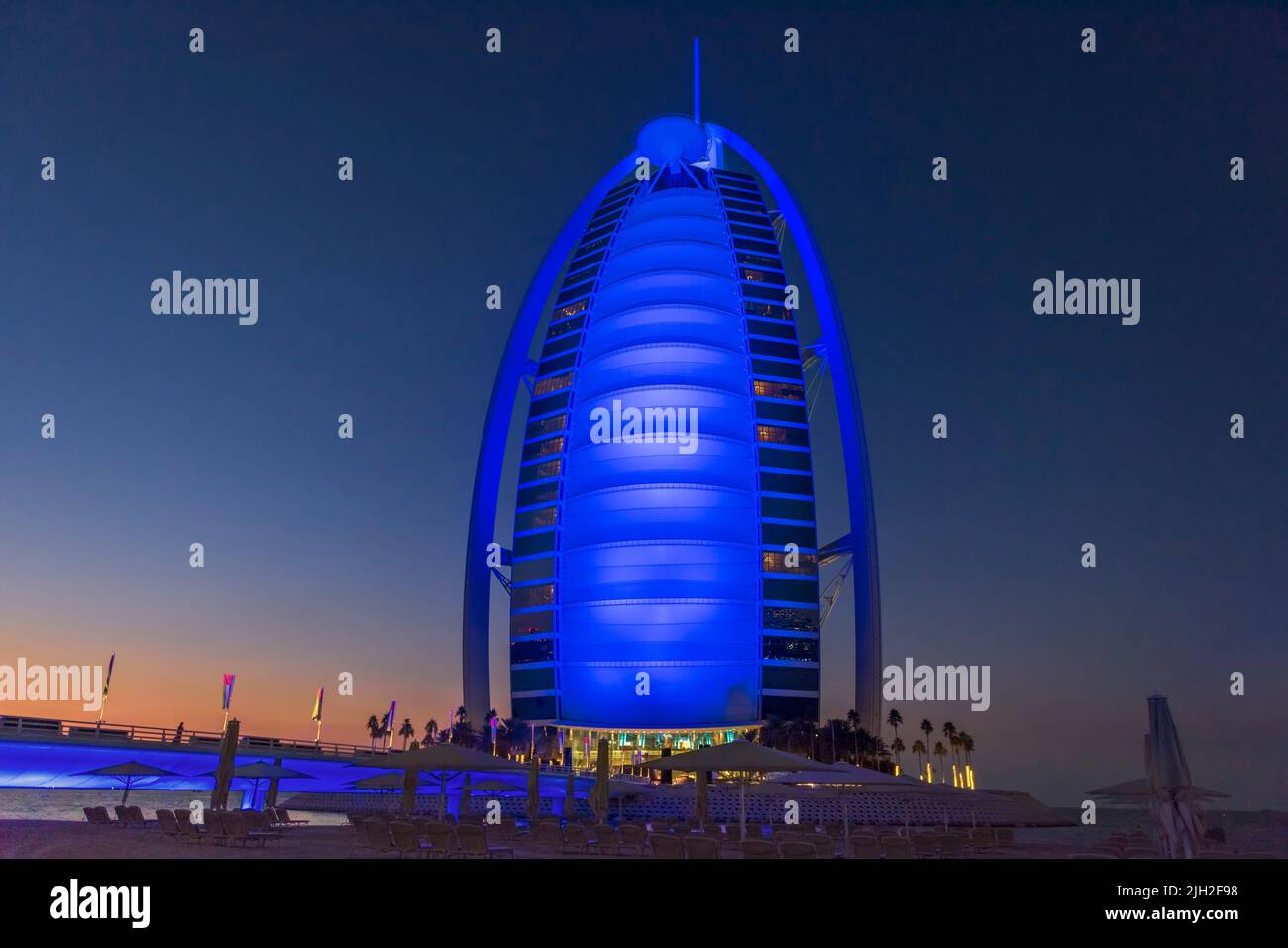 Schöner Blick auf das futuristische Gebäude Burj Al Arab, Dubai, Vereinigte Arabische Emirate Stockfoto