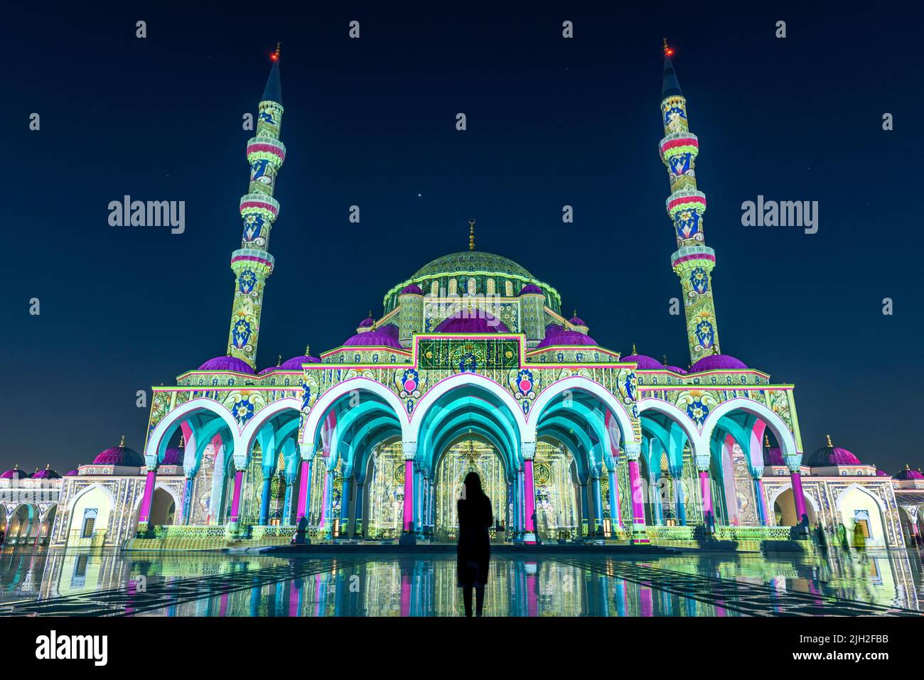 Wunderschöne Aussicht auf die große Moschee von Sharjah während des Sharjah Light Festivals, Vereinigte Arabische Emirate Stockfoto