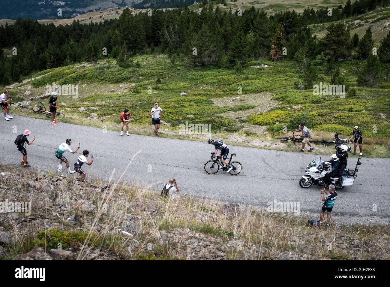 Der Franzose Romain Bardet (Team DSM) in Aktion auf den letzten Kilometern der Steigung des Col du Granon während der Etappe 11. der Cycling Tour de France 2022. Die 11. Etappe der Tour de France 2022 zwischen Albertville und dem Col du Granon mit einer Strecke von 151,7 km. Etappensieger ist der Däne Jonas Vingegaard (Jumbo Visma Team) Der auch den ersten Platz in der Gesamtwertung auf Kosten des Slowenen Tadej Pogacar (Team VAE Emirates) einnimmt. Der Kolumbianer Nairo Quintana (Team ARKEA Samsic) belegte den zweiten Platz in der Etappe vor dem Franzosen Romain Bardet (DSM-Team) Stockfoto