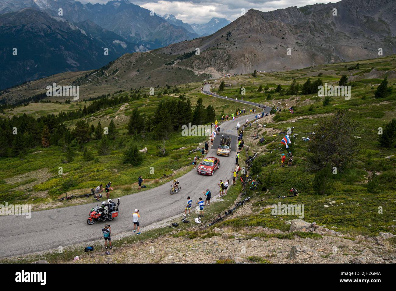 Der dänische Etappensieger Jonas Vingegaard (Team Jumbo Visma) in Aktion auf den letzten Kilometern des Col du Granon während der Etappe 11. der Cycling Tour de France 2022. Die 11. Etappe der Tour de France 2022 zwischen Albertville und dem Col du Granon mit einer Strecke von 151,7 km. Etappensieger ist der Däne Jonas Vingegaard (Jumbo Visma Team) Der auch den ersten Platz in der Gesamtwertung auf Kosten des Slowenen Tadej Pogacar (Team VAE Emirates) einnimmt. Der Kolumbianer Nairo Quintana (Team ARKEA Samsic) belegte den zweiten Platz in der Etappe vor dem Franzosen Stockfoto