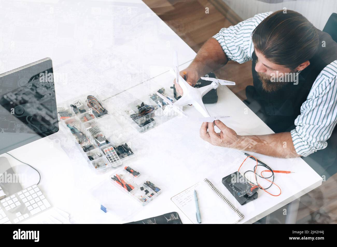 Draufsicht auf Werkstatt mit Drohne, Doppelbelichtung Stockfoto