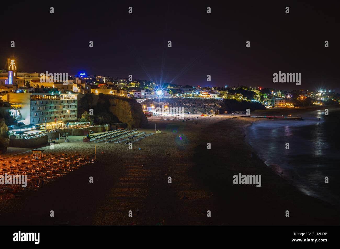 Einbruch der Dunkelheit an einem Strand in Albufeira, Portugal Stockfoto