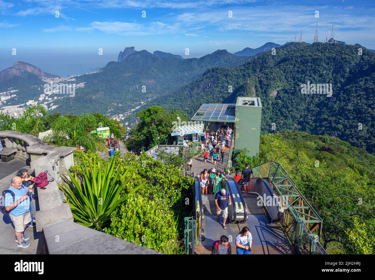 Blick von der Christusstatue auf den Zahnradbahnhof, Corcovado, Rio de Janeiro, Brasilien Stockfoto
