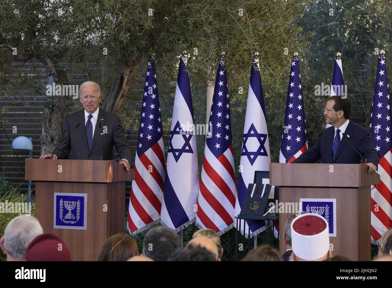 Jerusalem, Israel. 14.. Juli 2022. US-Präsident Joe Biden hält nach seinem Treffen mit dem israelischen Präsidenten Isaac Herzog am Donnerstag, dem 14. Juli 2022, in der Residenz des Präsidenten in Jerusalem, Israel, eine Rede. Pool Foto von Maya Alleruzzo/UPI Kredit: UPI/Alamy Live News Stockfoto