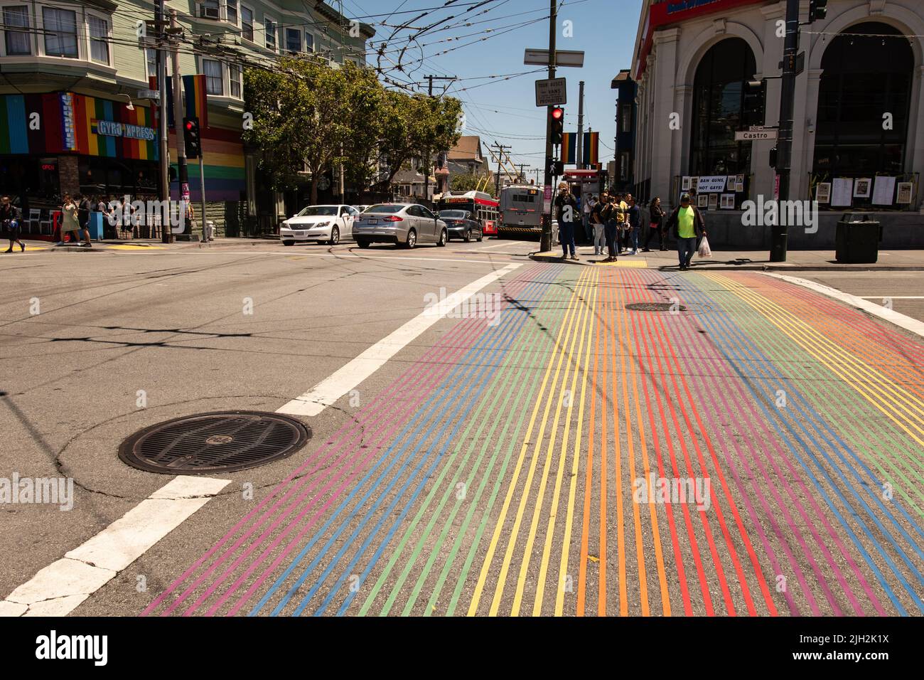 Ein Crosswalk in Regenbogenfarben. Foto aufgenommen in San Francisco, dem Castro-Viertel, einem anerkannten Viertel, das die LGBTQ-Gemeinschaft unterstützt. Stockfoto