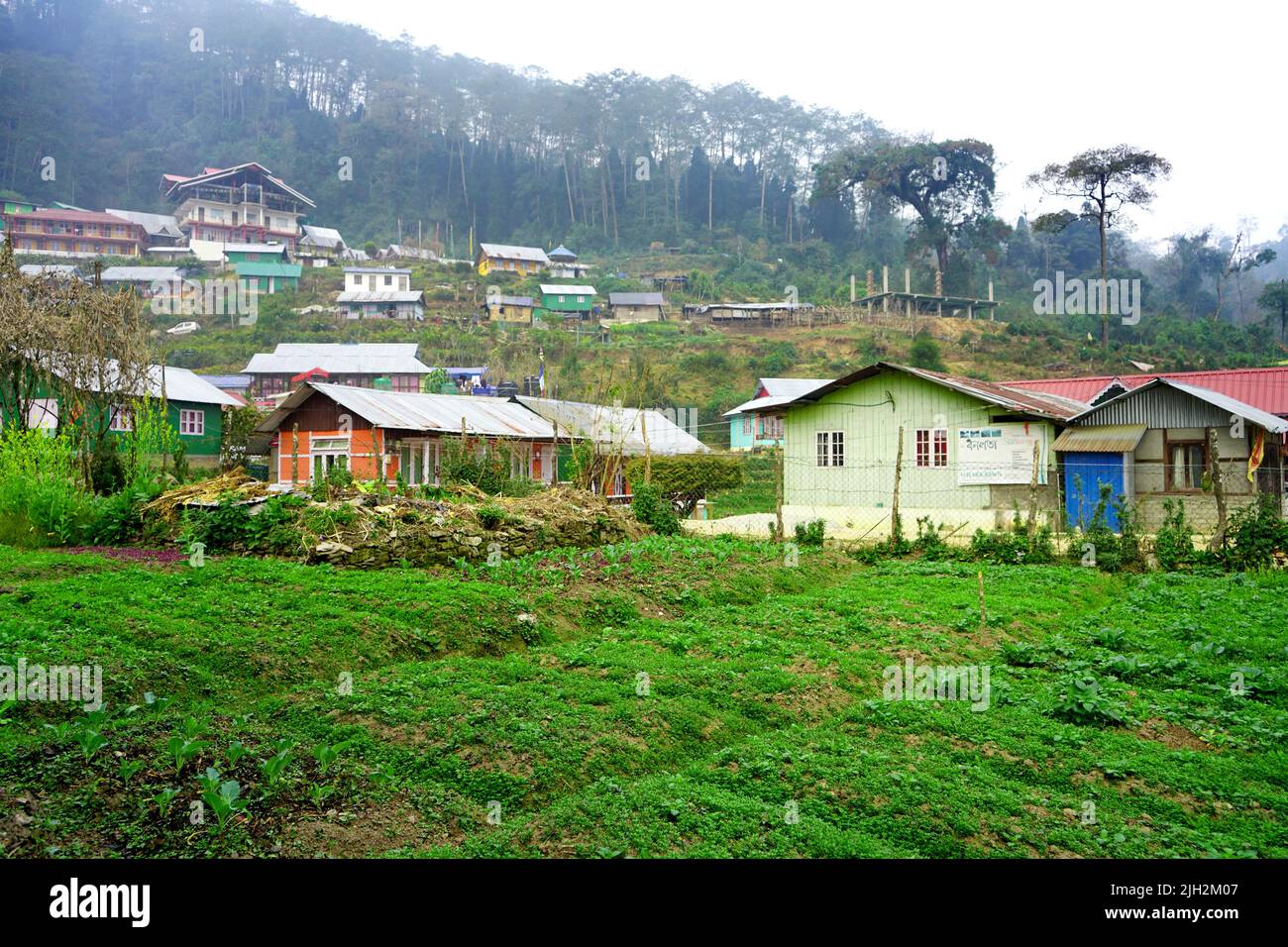 EIN SCHÖNES, UNKONVENTIONLICHES DORF IM INDISCHEN KALIMPONG-BEZIRK. Stockfoto