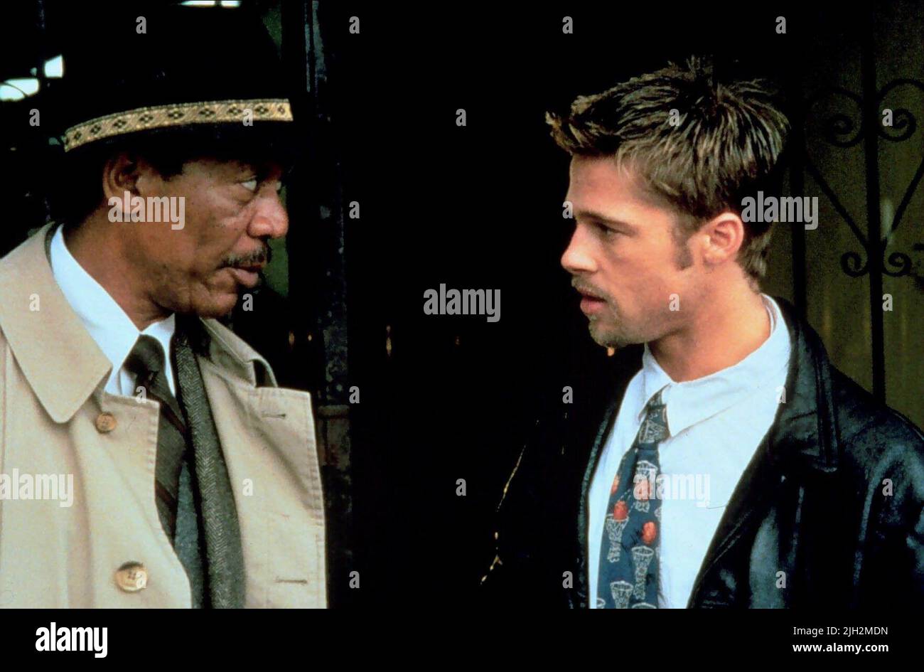 Morgan Freeman & Brad Pitt Film: Se7en; Sieben (USA 1995) Charaktere: Detective LT. William Somerset & Detective David Mills Regie: David Fincher 22. September 1995 **WARNUNG** Dieses Foto ist nur für redaktionelle Zwecke bestimmt und unterliegt dem Copyright des NEW LINE CINEMA und/oder des Fotografen, der von der Film- oder Produktionsfirma beauftragt wurde und darf nur von Publikationen im Zusammenhang mit der Bewerbung des oben genannten Films reproduziert werden. Eine obligatorische Gutschrift für DAS NEUE LINE CINEMA ist erforderlich. Der Fotograf sollte auch bei Bekanntwerden des Fotos gutgeschrieben werden. Eine kommerzielle Nutzung kann ohne schriftliche Genehmigung des FI nicht gewährt werden Stockfoto