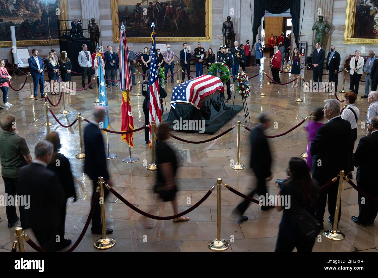 Menschen zahlen ihre Anerkennung in der Schatulle des Ehrenmedaillenempfängers des US Marine Corps Chief Warrant Officer 4 Hershel Woodrow 'Woody' Williams auf dem Capitol Hill in Washington, DC Washington, DC Freitag, 14. Juli 2022. Williams, 98, war der letzte überlebende Träger der Ehrenmedaille des Zweiten Weltkriegs und wird in der Capitol Rotunde liegen. (Foto von Chris Kleponis/Sipa USA) Quelle: SIPA USA/Alamy Live News Stockfoto