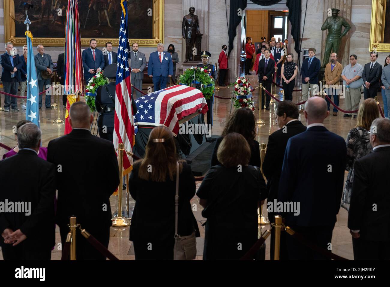 Menschen zahlen ihre Anerkennung in der Schatulle des Ehrenmedaillenempfängers des US Marine Corps Chief Warrant Officer 4 Hershel Woodrow 'Woody' Williams auf dem Capitol Hill in Washington, DC Washington, DC Freitag, 14. Juli 2022. Williams, 98, war der letzte überlebende Träger der Ehrenmedaille des Zweiten Weltkriegs und wird in der Capitol Rotunde liegen. (Foto von Chris Kleponis/Sipa USA) Quelle: SIPA USA/Alamy Live News Stockfoto