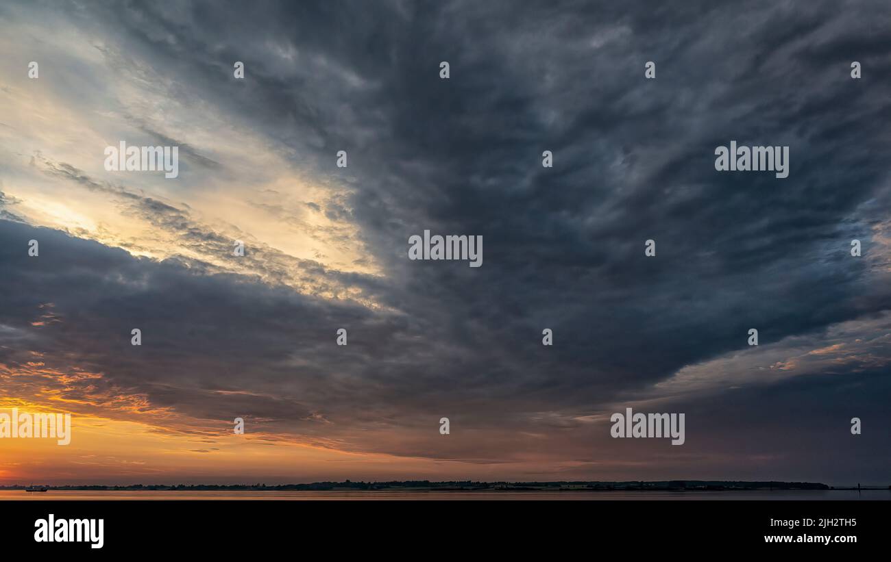 Ein Blick auf die insel faro mit dramatischem Sonnenuntergang am Himmel als Aussicht von Stubbekoping in Dänemark. Stockfoto