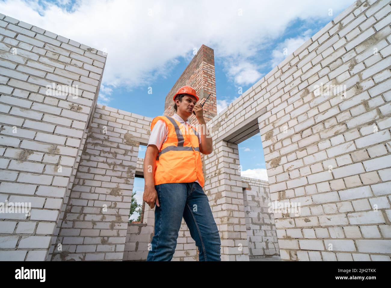 Vorarbeiter in Schutzhelm und Weste mit Ordner von Dokumenten auf der  Baustelle Stockfotografie - Alamy