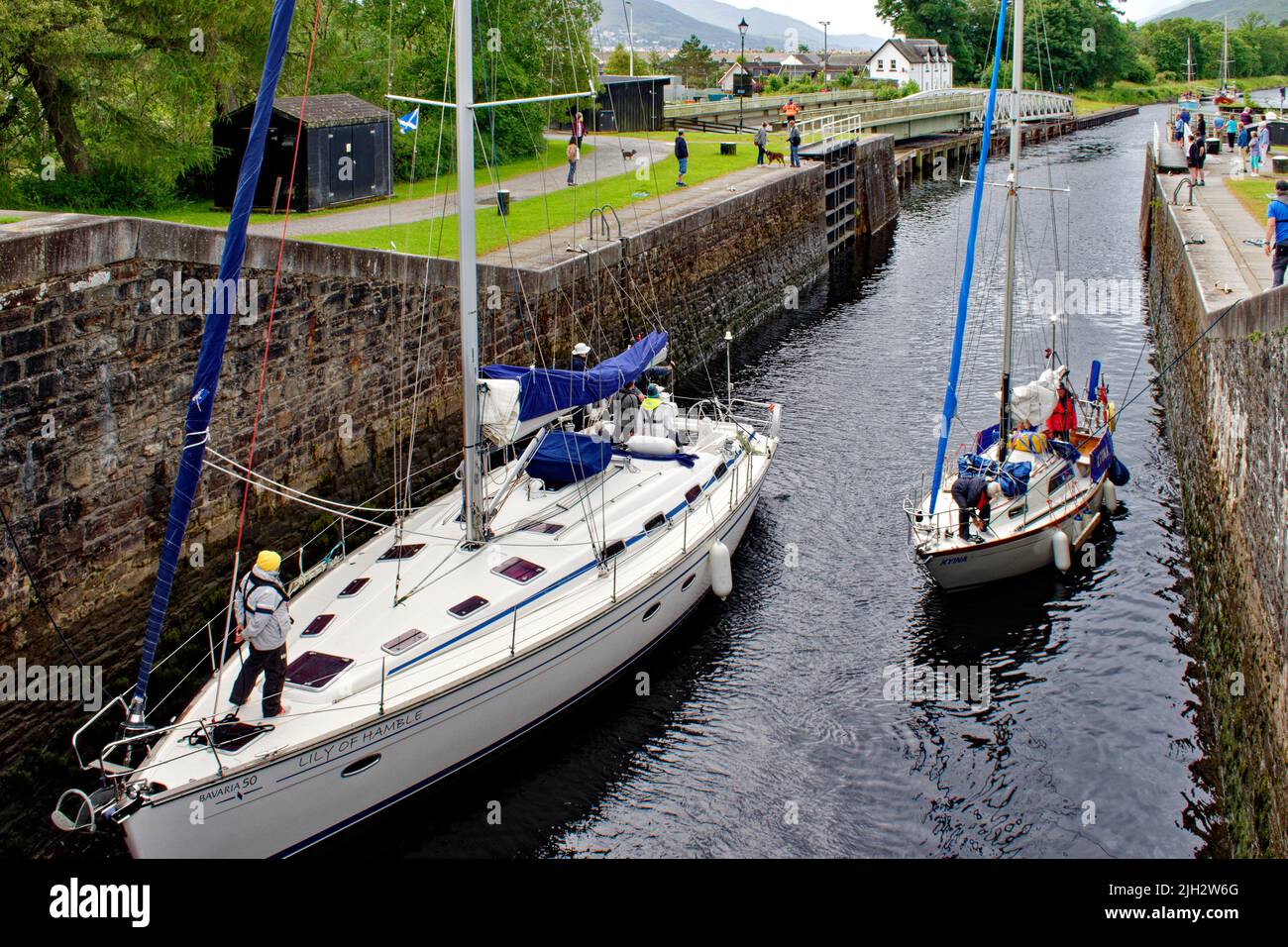FORT WILLIAM CALEDONIAN CANAL NEPTUNES TREPPENSTEIGEN YACHTEN, DIE AN DEN DREHBRÜCKEN VORBEI IN DIE ERSTE SCHLEUSE FAHREN Stockfoto
