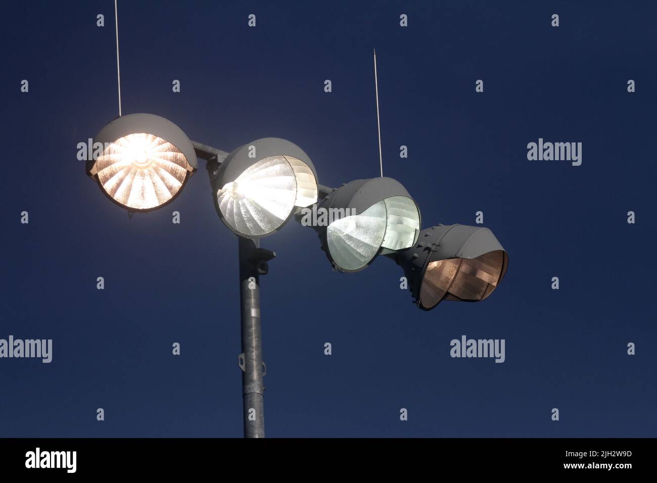 Eine Nahaufnahme von Außenstadionlichtern an der Spitze einer Stange. Stockfoto