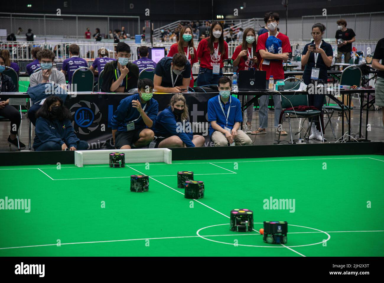 Bangkok, Thailand. 14.. Juli 2022. Die Teammitglieder beobachten ihre Roboter bei einem Spiel in der Small Size League beim RoboCup in BITEC Bangna in Aktion. Der RoboCup 2022 in Thailand ist die größte Roboter- und KI-Veranstaltung der Welt, an der 3.000 Teilnehmer aus 45 Ländern teilnehmen werden. Die Veranstaltung findet vom 13. Bis 17. Juli 2022 statt. (Foto von Peerapon Boonyakiat/SOPA Images/Sipa USA) Quelle: SIPA USA/Alamy Live News Stockfoto