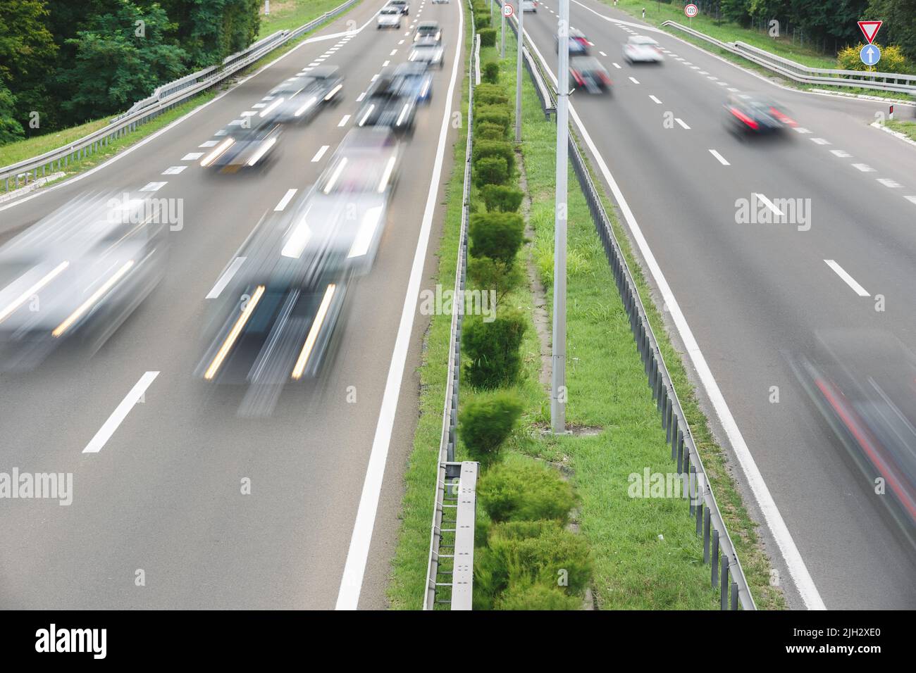 Schnelle, unscharfe Bewegung auf der Autobahn. Transport- und Reisekonzept Stockfoto