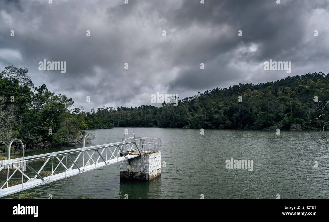 Schöne Aussicht auf den Kodaikanal Berijam Lake, eine Bergstation in Tamilnadu, Indien Stockfoto