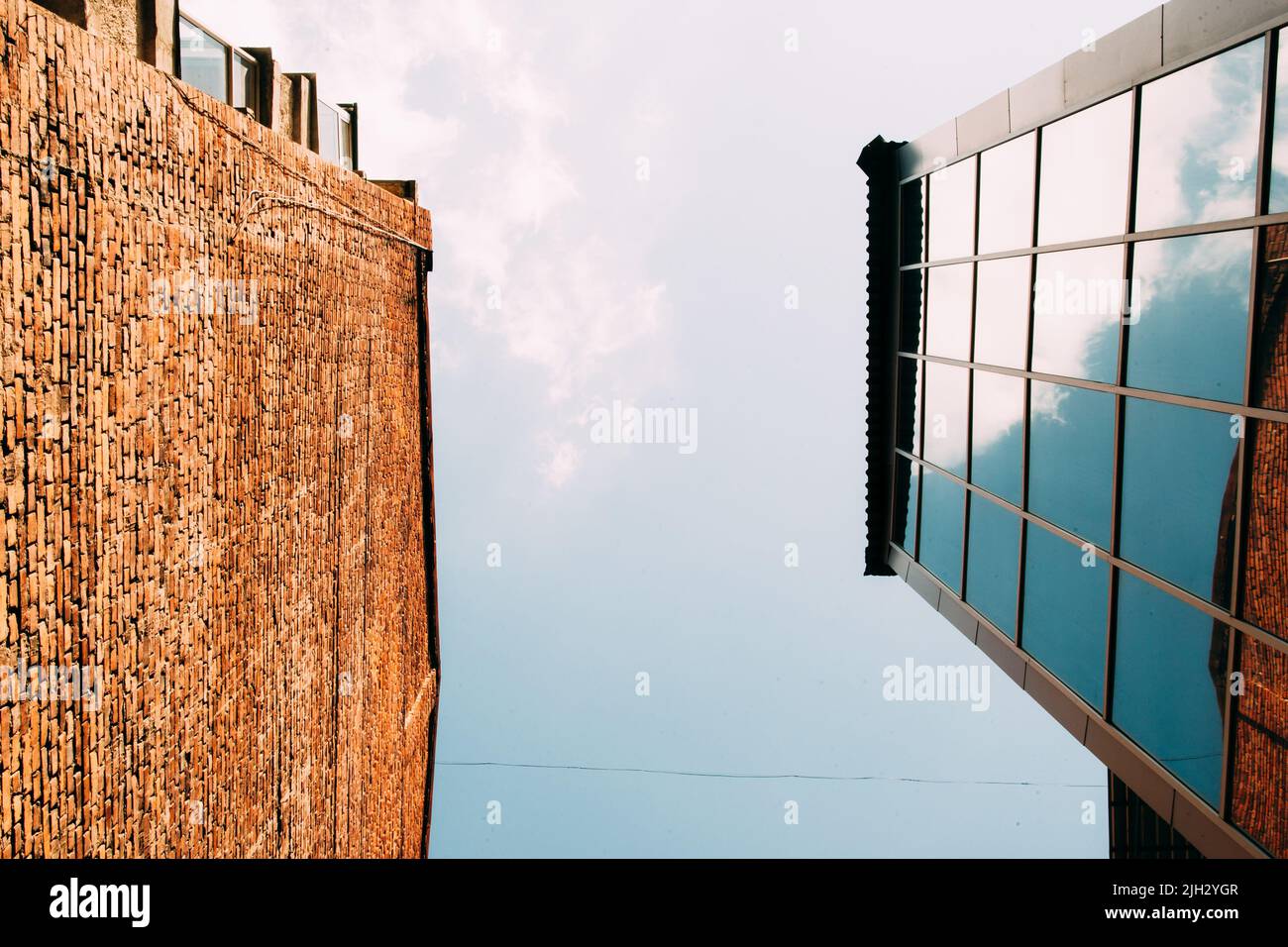 Moderne Glas- und Backsteingebäude, Blick von unten Stockfoto