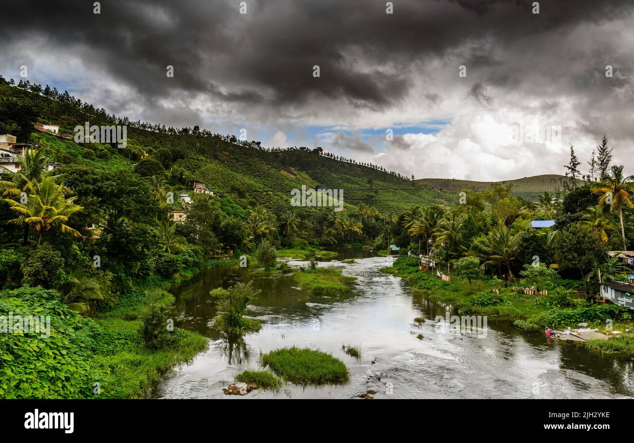 Schöne malerische Aussicht auf einen Fluss in Kerala, Indien Stockfoto