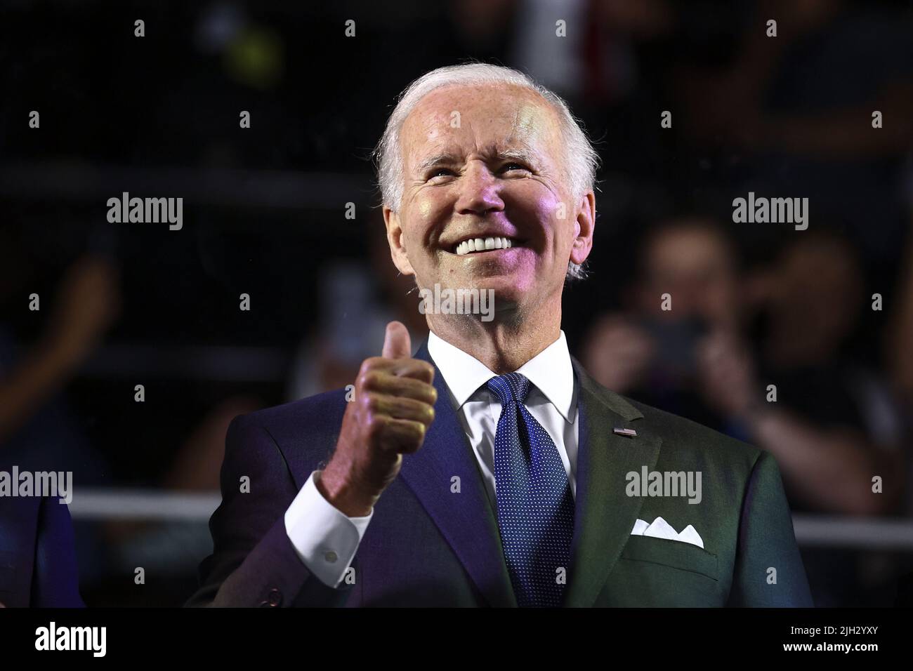 Jerusalem, Israel. 14.. Juli 2022. US-Präsident Joe Biden lächelt während der Teilnahme an der Eröffnungszeremonie der Maccabiah-Spiele im Teddy Stadium in Jerusalem, Israel, am Donnerstag, dem 14. Juli 2022. Pool Foto von Ronen Zvulun/UPI Kredit: UPI/Alamy Live News Stockfoto