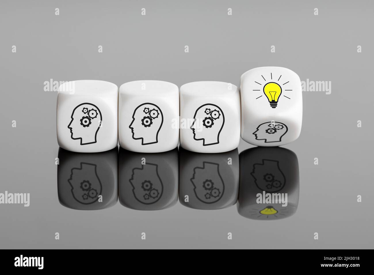 Kreative Idee oder innovatives Konzept zur Ideenentwicklung. Brainstorming in der Gruppe. Weiße Blöcke mit Getriebesymbol und Glühlampe auf dem Flipping Block Stockfoto