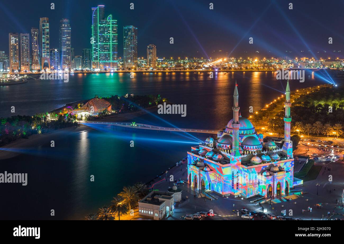 Wunderschöne Luftaufnahme der Sharjah Al Noor Moschee während des Sharjah Light Festivals, Vereinigte Arabische Emirate Stockfoto