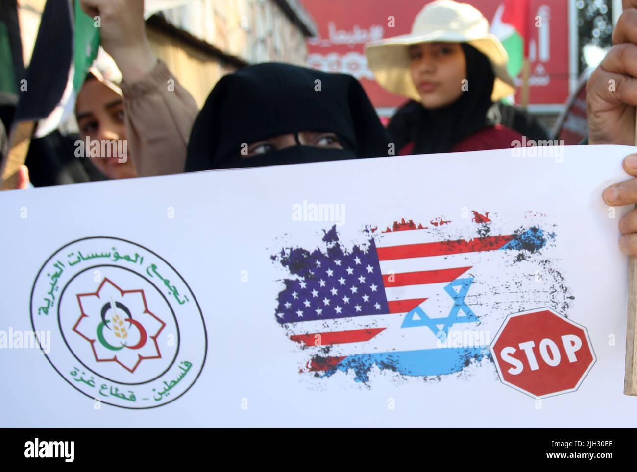 Gaza, Palästina. 14.. Juli 2022. Palästinensische Demonstranten tragen Plakate, während sie sich versammeln, um gegen den Besuch des US-Präsidenten Joe Biden in Gaza-Stadt am Donnerstag, dem 14. Juli 2022, zu protestieren. Kredit: UPI/Alamy Live Nachrichten Stockfoto