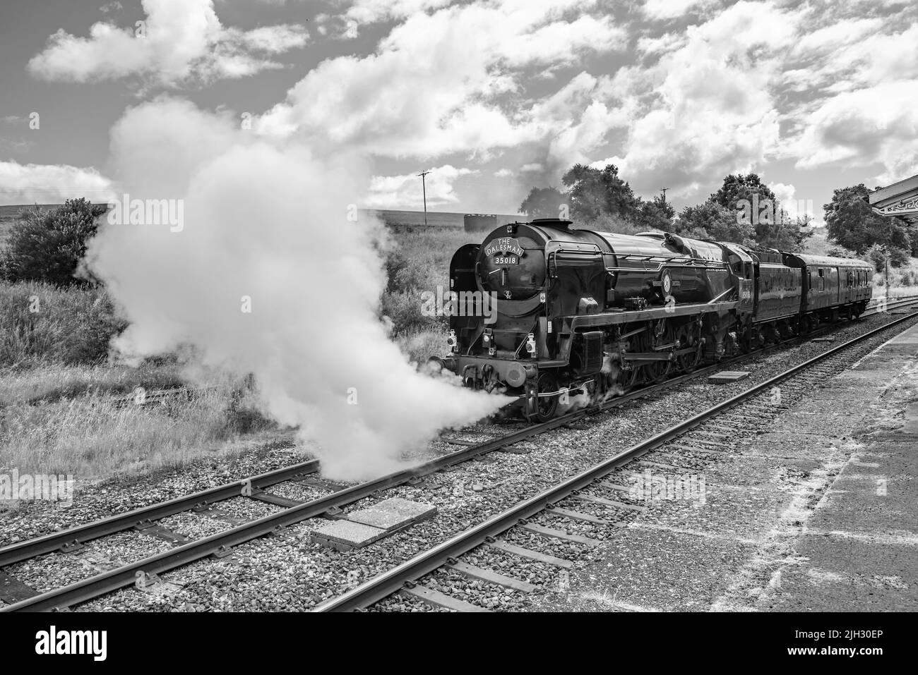 Die British India Line macht Dampf, da sie sich auf den Weg zur Verbindung mit dem Diesel-beförderten Teil von York mit der Carlisle Dalesman Tour, 14.. Juli 2022, macht Stockfoto