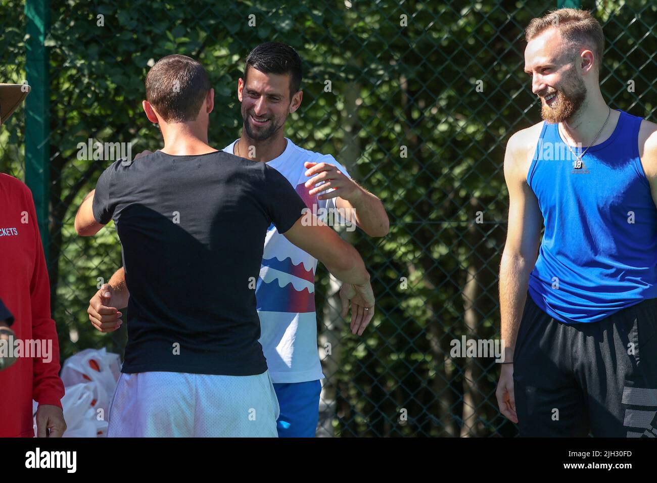 Visoko, Bosnien und Herzegowina. 14. Juli 2022. Der serbische Tennisstar Novak Djokovic und das neueste Mitglied des Basketballclubs Real Madrid, Dzanan Musa, nahmen am 14 gemeinsam an einem Slam Dunk Contest in Visoko, Bosnien und Herzegowina, Teil. Juli 2022. Kredit: Pixsell Foto & Video Agentur/Alamy Live Nachrichten Stockfoto