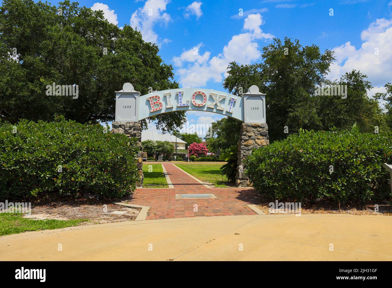 Biloxi, MS - 18. Juni 2022: Biloxi-Schild am Eingang zum Stadtgrün. Stockfoto