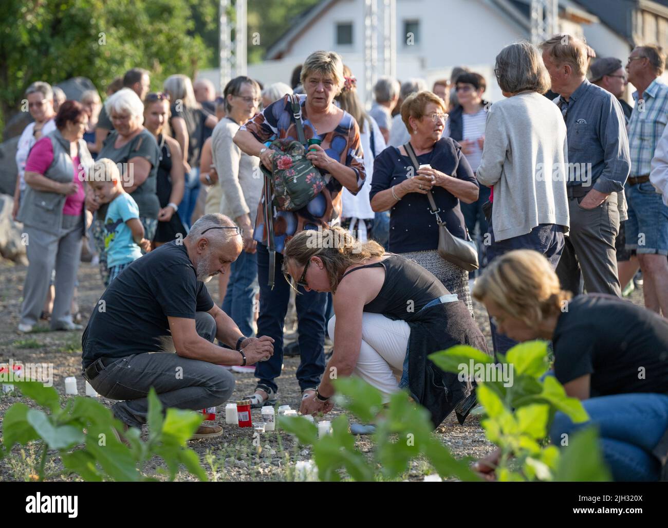 Schuld, Deutschland. 14.. Juli 2022. Zum Gedenken an die Opfer der Flutkatastrophe zünden Menschen Kerzen an den Ufern der Ahr in Schuld an. Schuld war von den Wassermassen extrem zerstört worden. Quelle: Boris Roessler/dpa/Alamy Live News Stockfoto