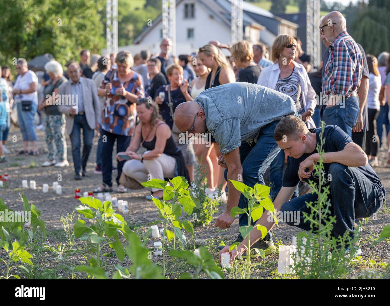 Schuld, Deutschland. 14.. Juli 2022. Zum Gedenken an die Opfer der Flutkatastrophe zünden Menschen Kerzen an den Ufern der Ahr in Schuld an. Schuld war von den Wassermassen extrem zerstört worden. Quelle: Boris Roessler/dpa/Alamy Live News Stockfoto