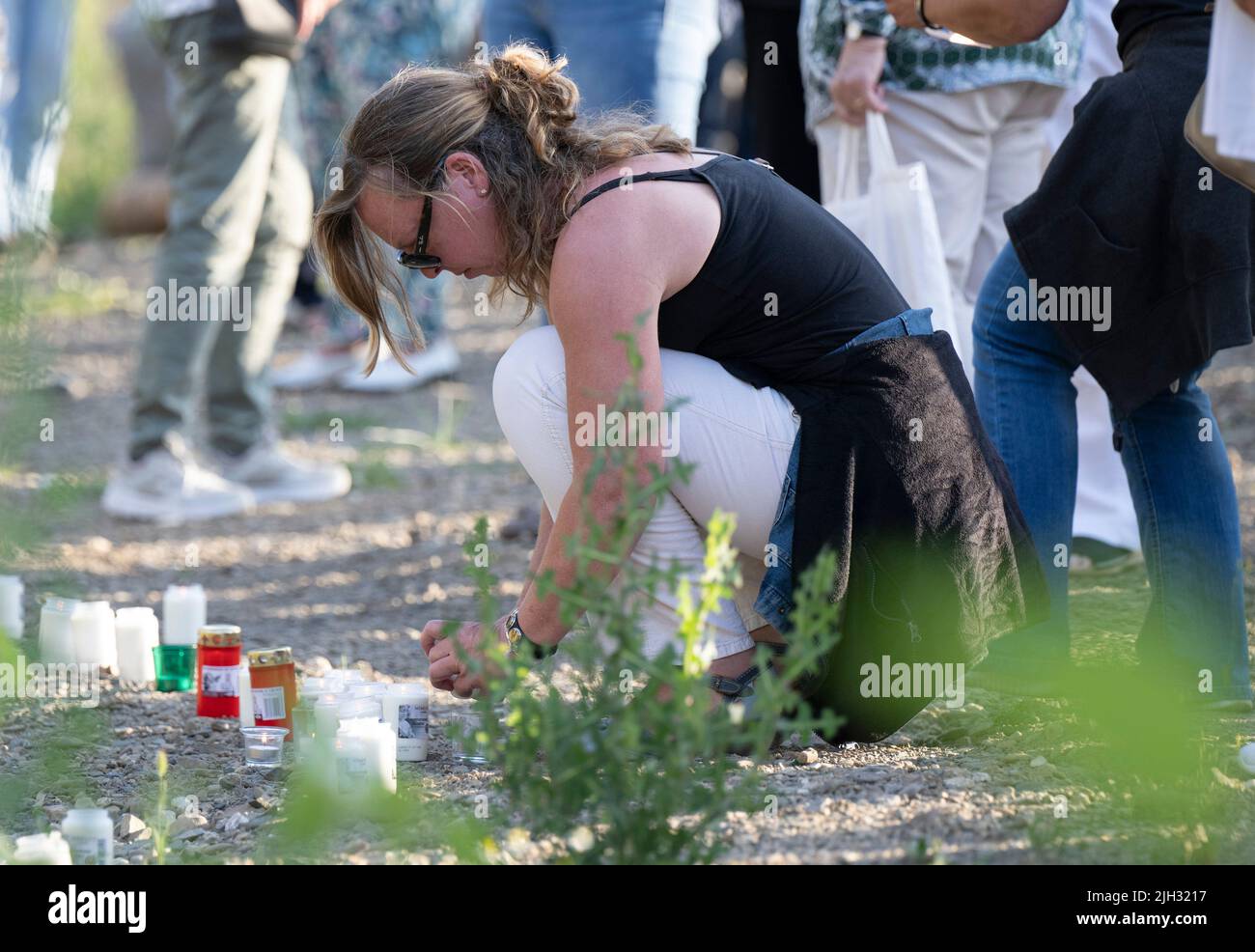 Schuld, Deutschland. 14.. Juli 2022. Zum Gedenken an die Opfer der Flutkatastrophe zünden Menschen Kerzen an den Ufern der Ahr in Schuld an. Schuld war von den Wassermassen extrem zerstört worden. Quelle: Boris Roessler/dpa/Alamy Live News Stockfoto