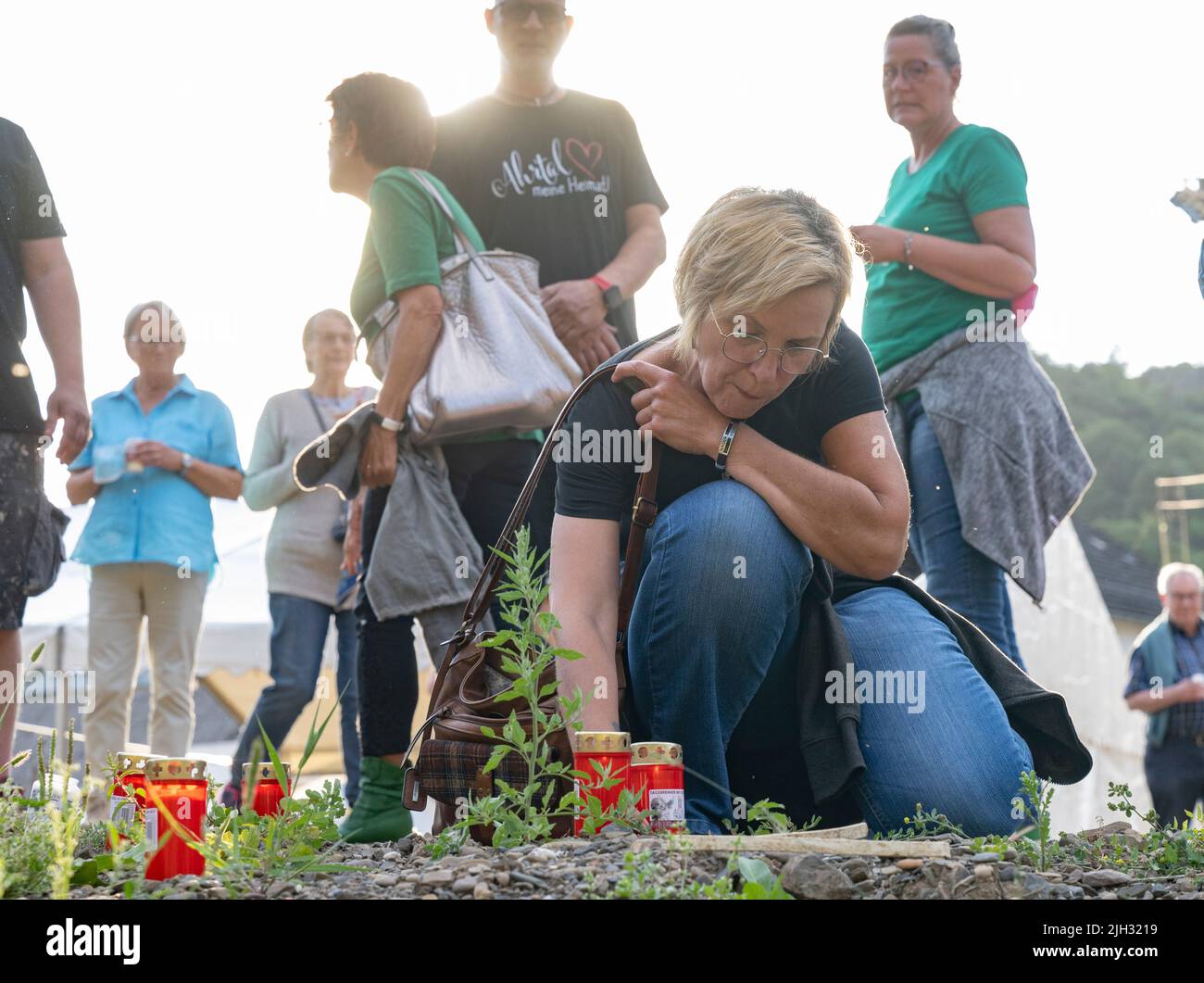 Schuld, Deutschland. 14.. Juli 2022. Zum Gedenken an die Opfer der Flutkatastrophe zünden Menschen Kerzen an den Ufern der Ahr in Schuld an. Schuld war von den Wassermassen extrem zerstört worden. Quelle: Boris Roessler/dpa/Alamy Live News Stockfoto