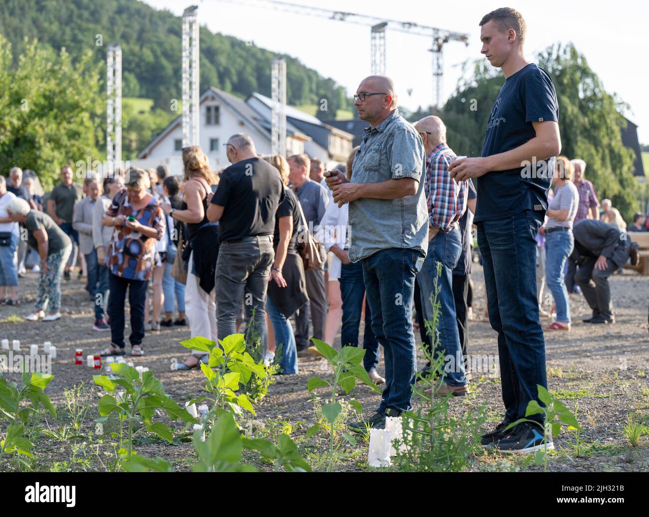 Schuld, Deutschland. 14.. Juli 2022. Zum Gedenken an die Opfer der Flutkatastrophe zünden Menschen Kerzen an den Ufern der Ahr in Schuld an. Schuld war von den Wassermassen extrem zerstört worden. Quelle: Boris Roessler/dpa/Alamy Live News Stockfoto