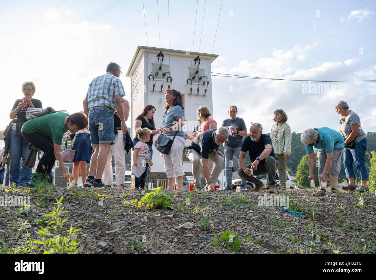 Schuld, Deutschland. 14.. Juli 2022. Zur Erinnerung an die Opfer der Flutkatastrophe zünden Menschen weiße Kerzen an den Ufern der Ahr in Schuld an. Schuld war von den Wassermassen extrem zerstört worden. Quelle: Boris Roessler/dpa/Alamy Live News Stockfoto