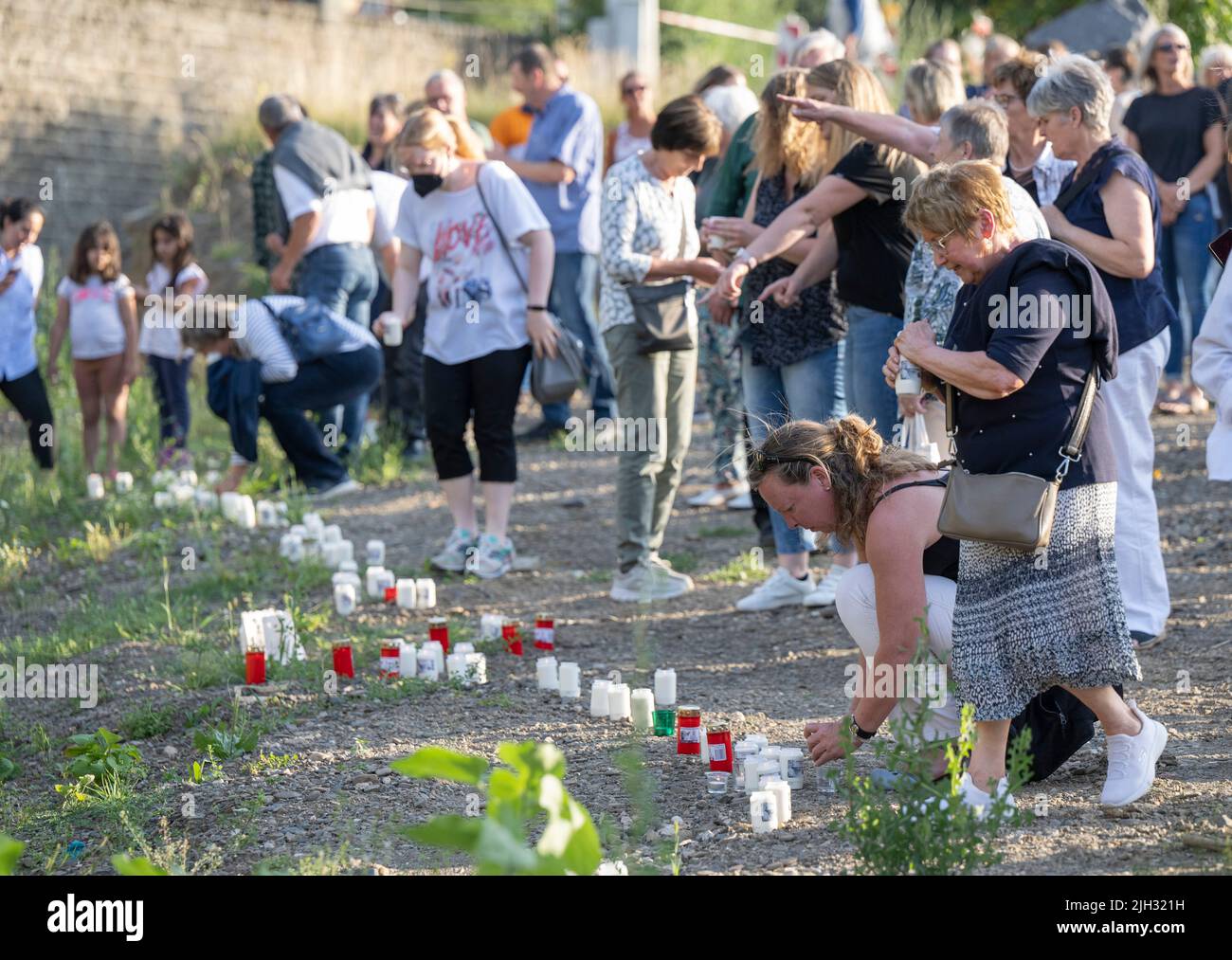 Schuld, Deutschland. 14.. Juli 2022. Zum Gedenken an die Opfer der Flutkatastrophe zünden Menschen Kerzen an den Ufern der Ahr in Schuld an. Schuld war von den Wassermassen extrem zerstört worden. Quelle: Boris Roessler/dpa/Alamy Live News Stockfoto