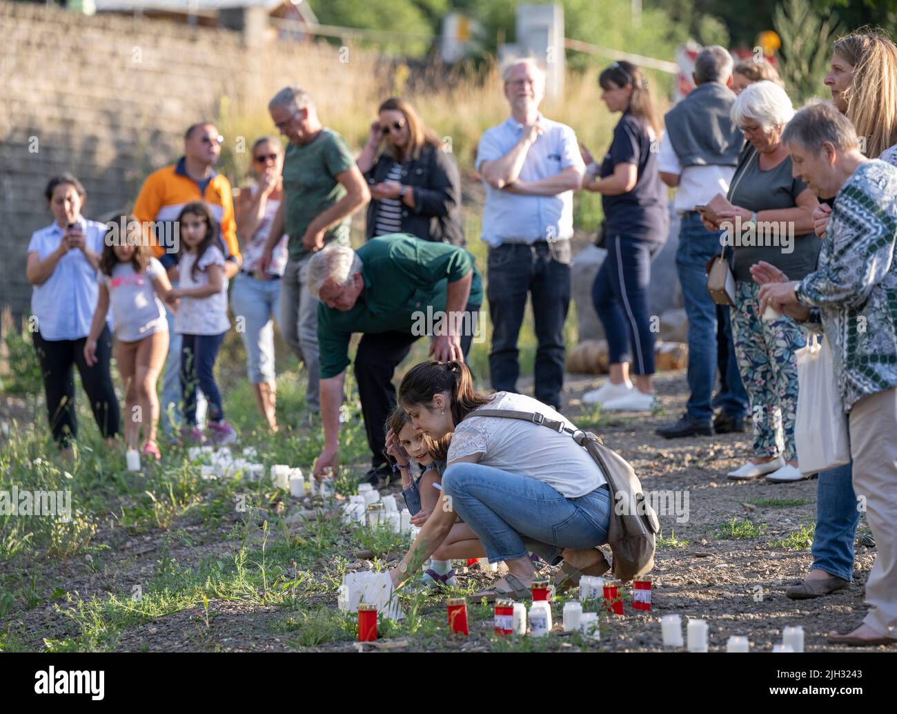 Schuld, Deutschland. 14.. Juli 2022. Zum Gedenken an die Opfer der Flutkatastrophe zünden Menschen Kerzen an den Ufern der Ahr in Schuld an. Schuld war von den Wassermassen extrem zerstört worden. Quelle: Boris Roessler/dpa/Alamy Live News Stockfoto