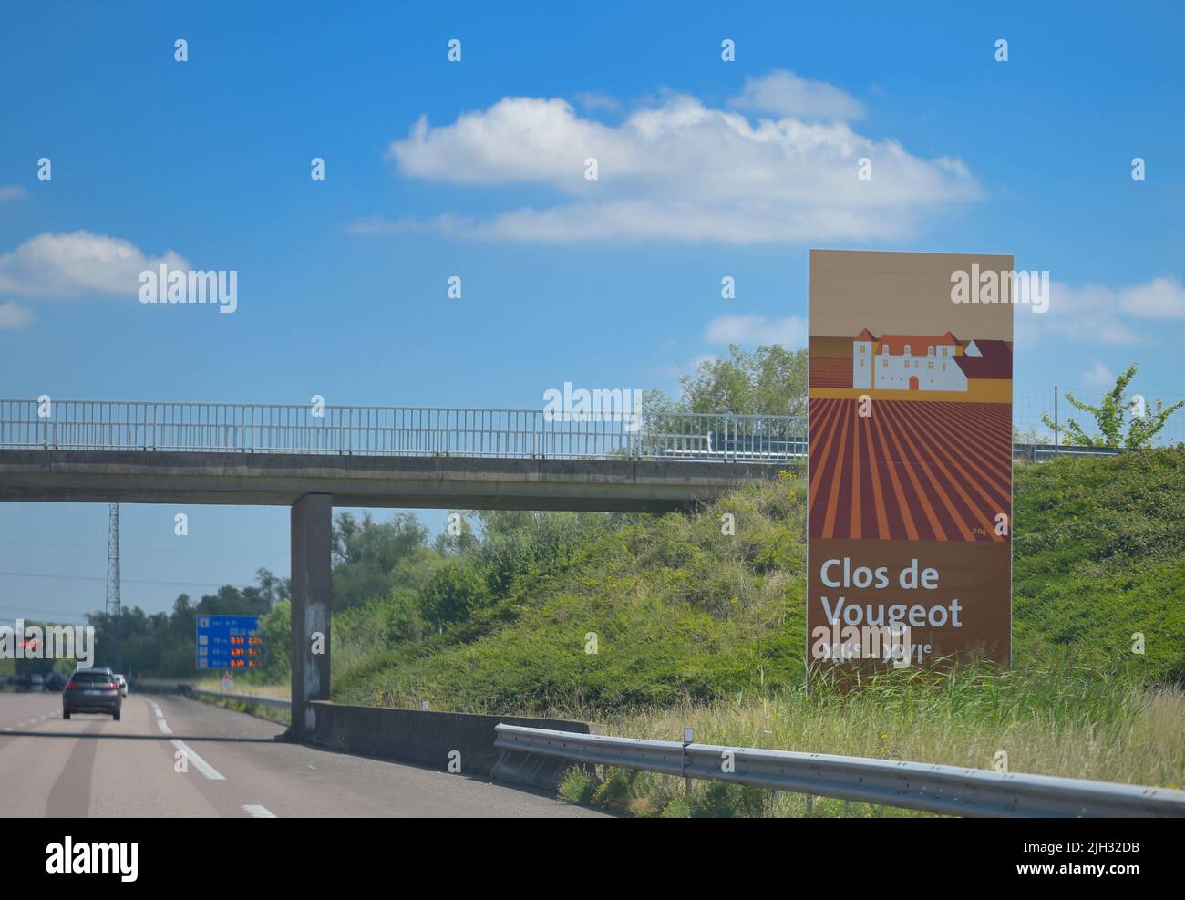 Beschilderung der weltberühmten Climats de Bourgogne entlang der Autobahn A13, in der Nähe von Dijon FR Stockfoto