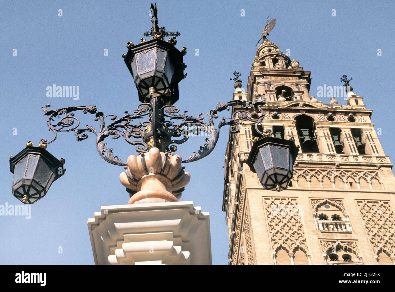 La Grialda. Glockenturm der Kathedrale von Sevilla auf der Plaza de la Alianza. Straßengaslampe nicht auf der Straße in Sevilla im Süden Spaniens beleuchtet. Stockfoto