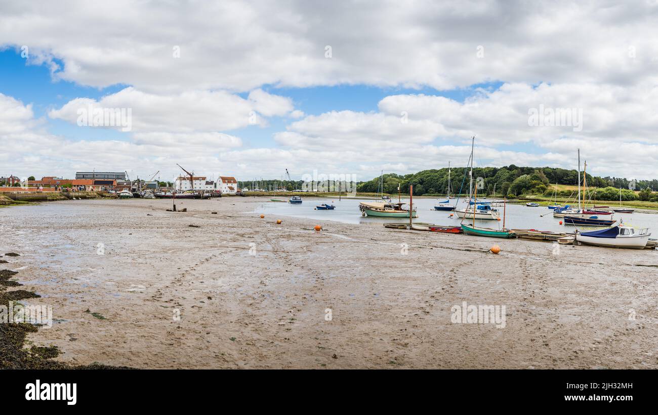 Fußabdrücke von Wasservögeln im Schlamm am Ufer von Woodbridge, die im Juli 2022 während eines Aufenthalts in Suffolk gesehen wurden. Stockfoto
