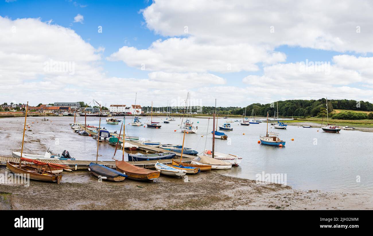 Ein mehrbildliches Panorama der Boote auf dem Fluss Deben vor dem Woodbridge Quay, das im Juli 2022 in Suffolk zu sehen war. Stockfoto
